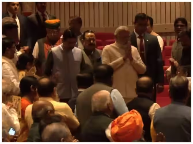 PM Modi Gets Standing Ovation At BJP Parliamentary Meet After Poll Stunner: