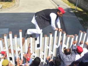 जब पूर्व सीएम अखिलेश यादव को लखनऊ में गेट फांदना पड़ गया था, नहीं मिली थी अंदर आने की अनुमति