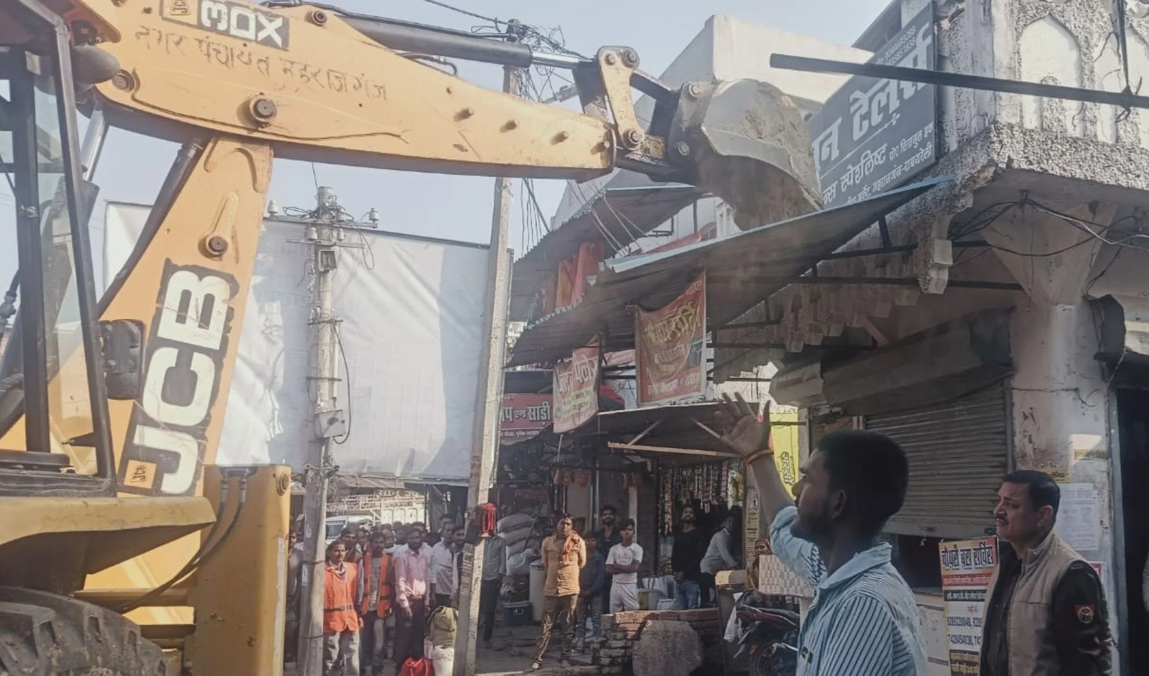 लखनऊ में अतिक्रमण हटाने बुलडोजर लेकर पहुंचा प्रशासन, व्यापारियों ने बनाया ऐसा बहाना- रोकनी पड़ गई कार्रवाई