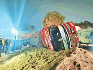 जयपुर से बिहार जा रही निजी डबल डेकर बस पलटी , 20 घायल