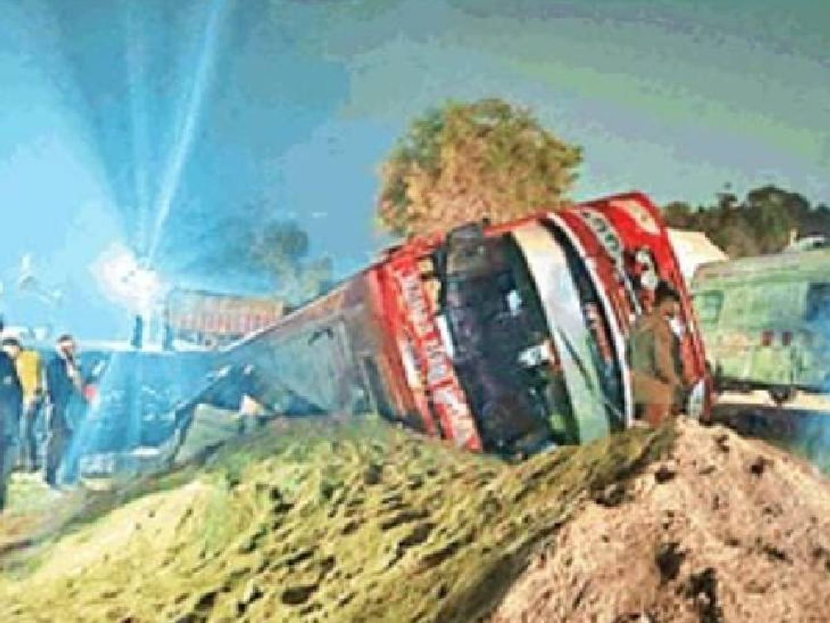 जयपुर से बिहार जा रही निजी डबल डेकर बस पलटी , 20 घायल